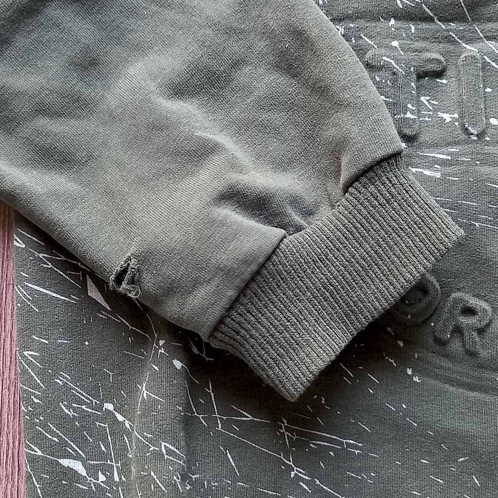 дырка на рукаве джемпера