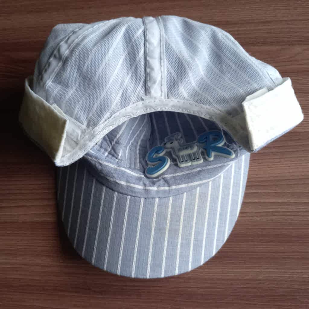 у кепки оторвался хлястик