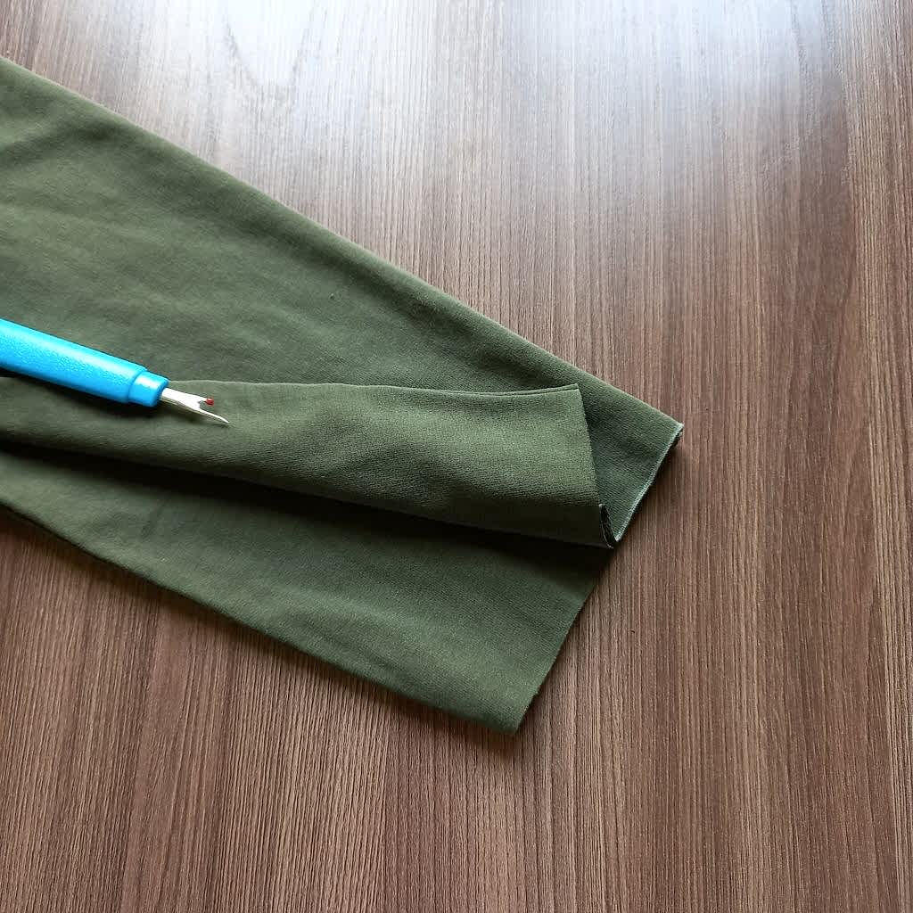 Обрезаем рукава на кофте